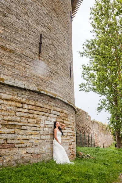 Mariée brune dans une robe blanche — Photo