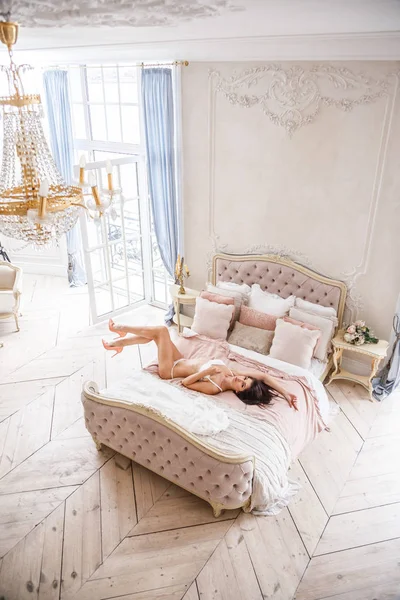 女性がベッドの上でポーズ — ストック写真