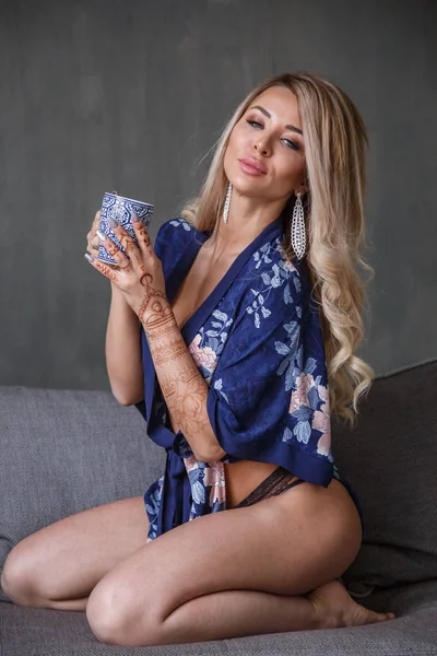 Sexy mulher segurando copo — Fotografia de Stock