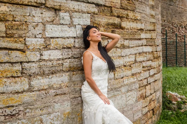  Beyaz elbiseli esmer gelin