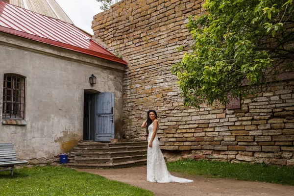 bir beyaz elbise poz içinde gelin 