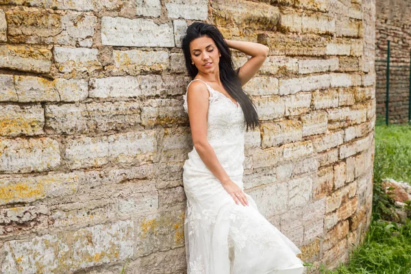  Beyaz elbiseli esmer gelin