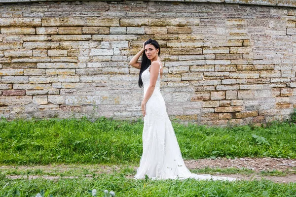  Beyaz elbiseli esmer gelin