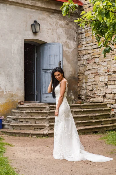 bir beyaz elbise poz içinde gelin 