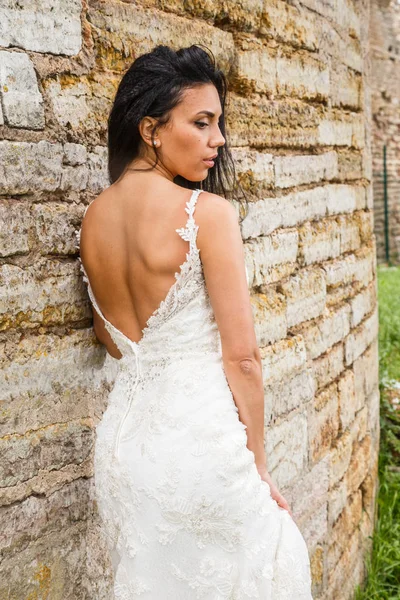  Beyaz elbiseli esmer gelin