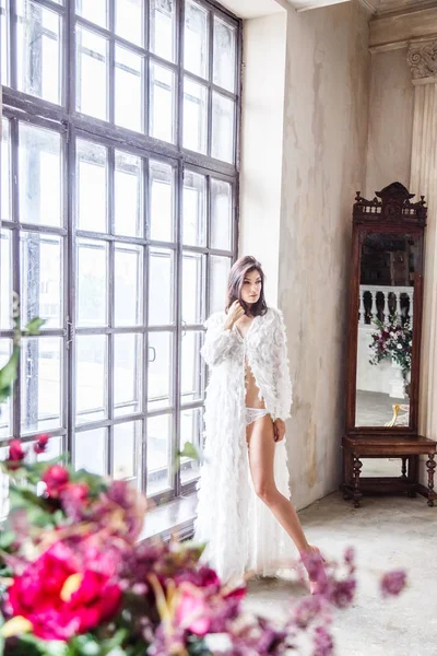 kadın sabahlık poz içinde 