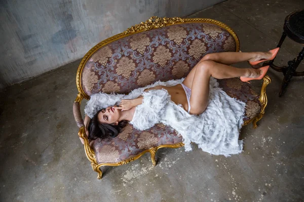 genç bir kadın kılığında