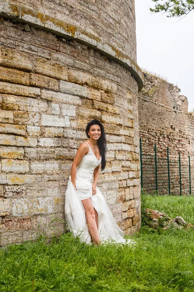  Beyaz elbiseli esmer gelin