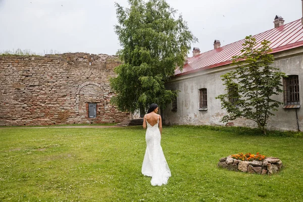 Mariée dans une robe blanche posant — Photo