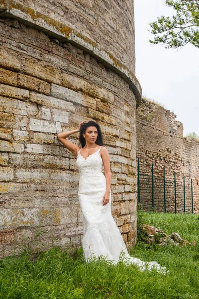  Beyaz elbiseli esmer gelin