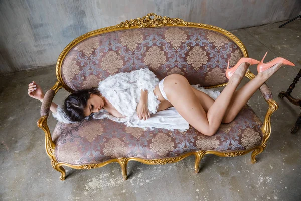 genç bir kadın kılığında