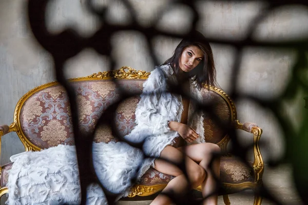 genç bir kadın kılığında