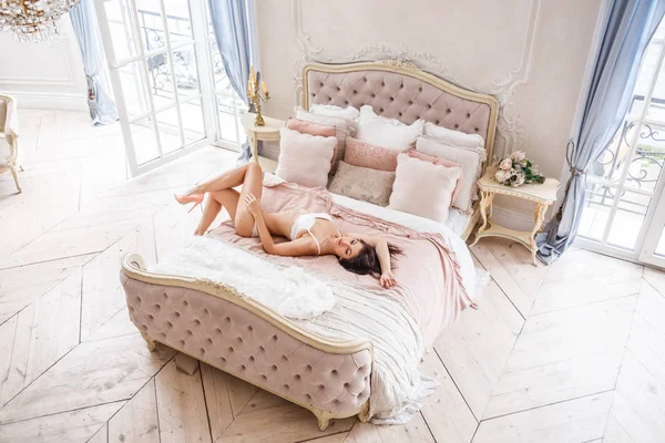 Woman  posing on bed — Stock Photo, Image