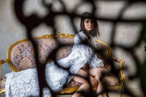 genç bir kadın kılığında