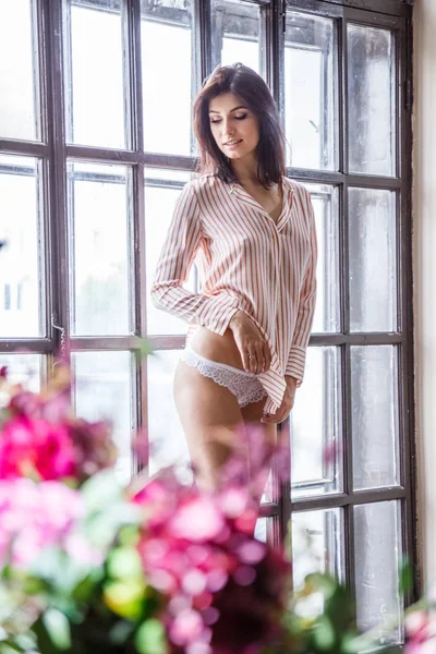 Gömlek poz içinde genç kadın