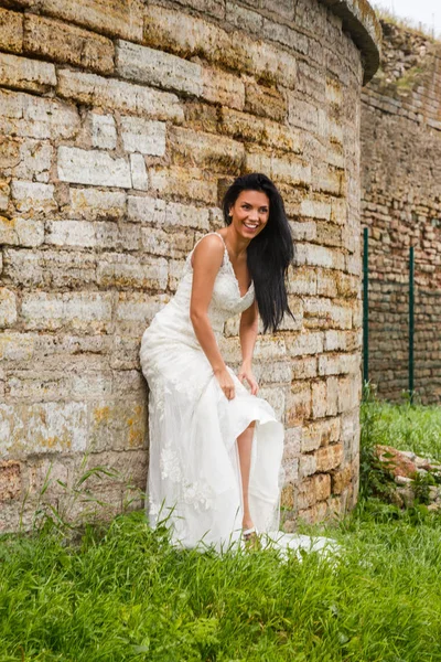  Beyaz elbiseli esmer gelin