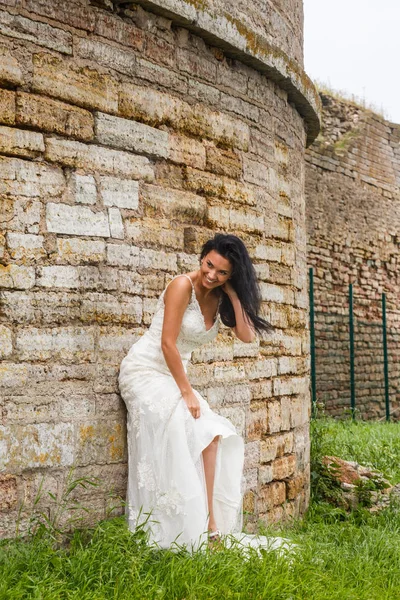  Beyaz elbiseli esmer gelin