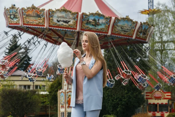 Pamuk helva yiyen kadın