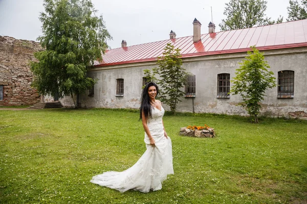 bir beyaz elbise poz içinde gelin 