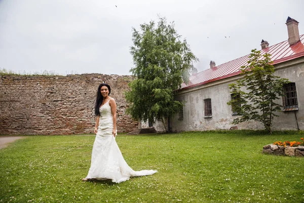 Mariée dans une robe blanche posant — Photo