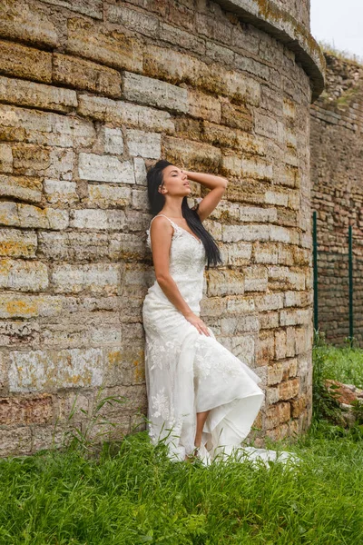  Beyaz elbiseli esmer gelin