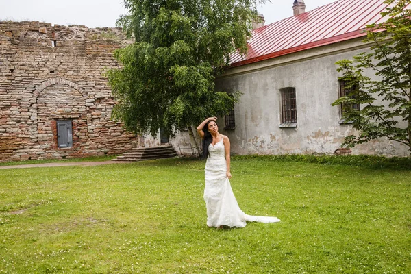 bir beyaz elbise poz içinde gelin 