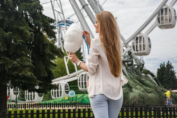 Pamuk helva yiyen kadın