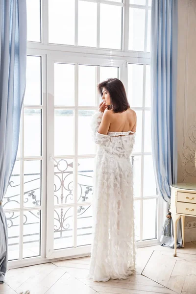 kadın iç çamaşırı poz içinde