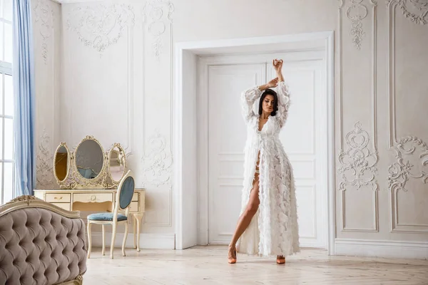 kadın sabahlık poz içinde 