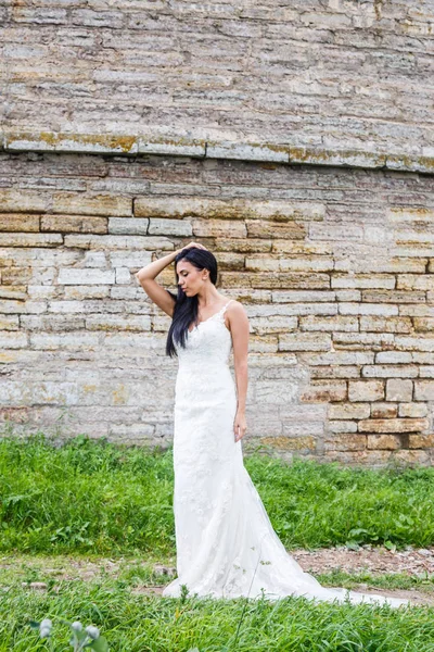  Beyaz elbiseli esmer gelin