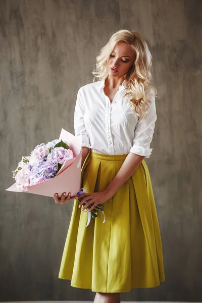 Meisje poseren met bloemen — Stockfoto