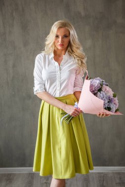 Ortanca buket sarışın kadınla