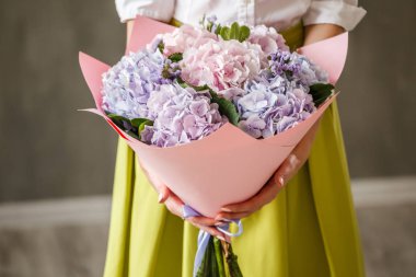 Ortanca buket kadınla