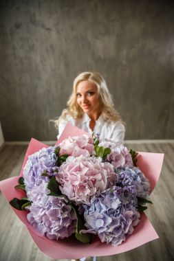 Ortanca buket sarışın kadınla