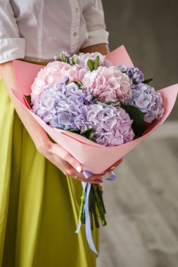 Ortanca buket kadınla