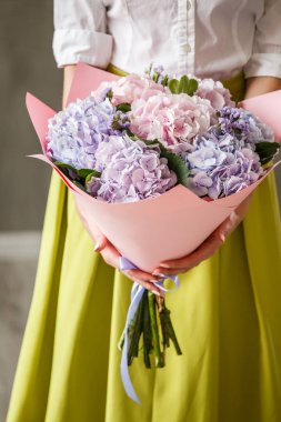 Ortanca buket kadınla