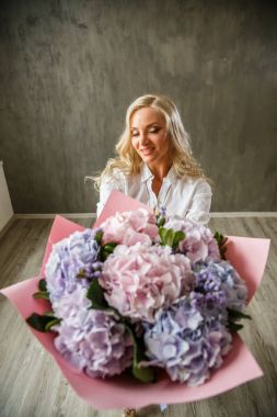 Ortanca buket sarışın kadınla