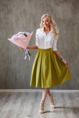 Ortanca buket sarışın kadınla