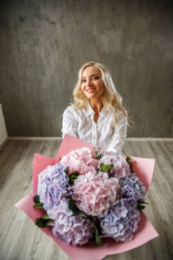 Ortanca buket sarışın kadınla