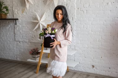 çiçekli güzel elbiseli esmer