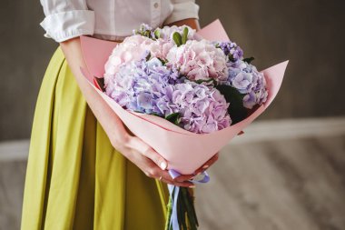 Ortanca buket kadınla