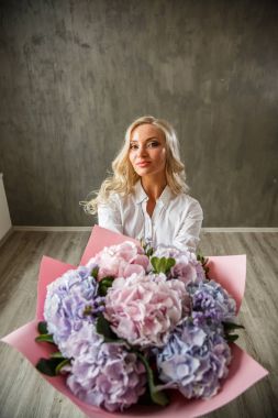 Ortanca buket sarışın kadınla