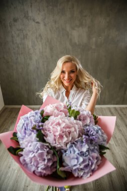 Ortanca buket sarışın kadınla