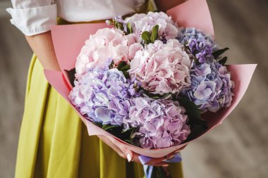 Ortanca buket kadınla