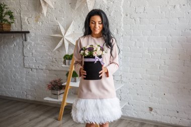 çiçekli güzel elbiseli esmer