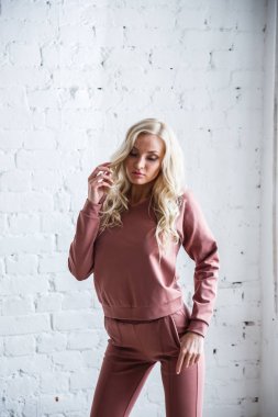 Şık elbiseli genç sarışın 