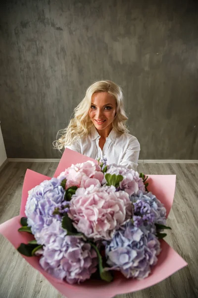 Ortanca buket sarışın kadınla