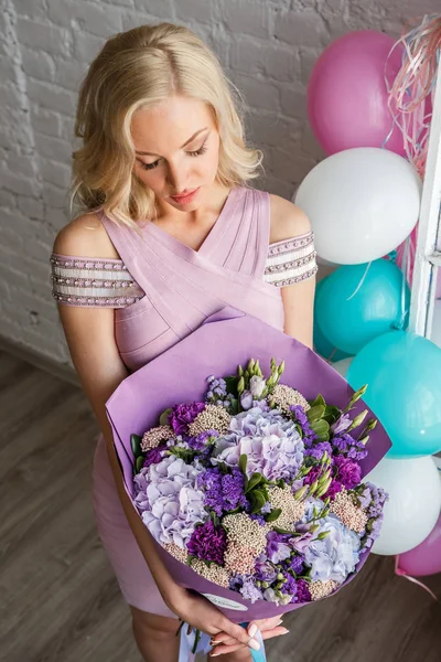 Donna bionda con bellissimo bouquet — Foto Stock