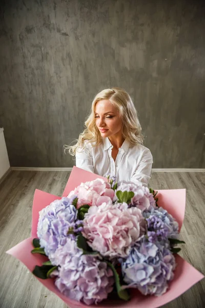 Ortanca buket sarışın kadınla