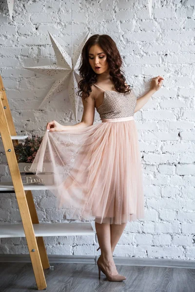 美しいドレスの若いブルネット — ストック写真